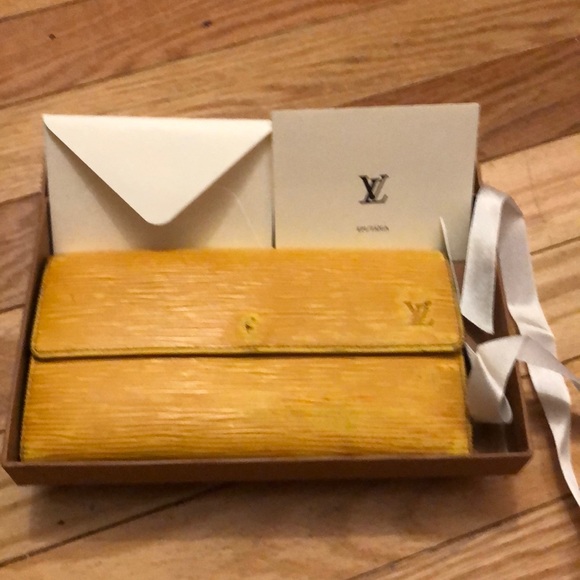π Authentic Louis Vuitton Epi wallet